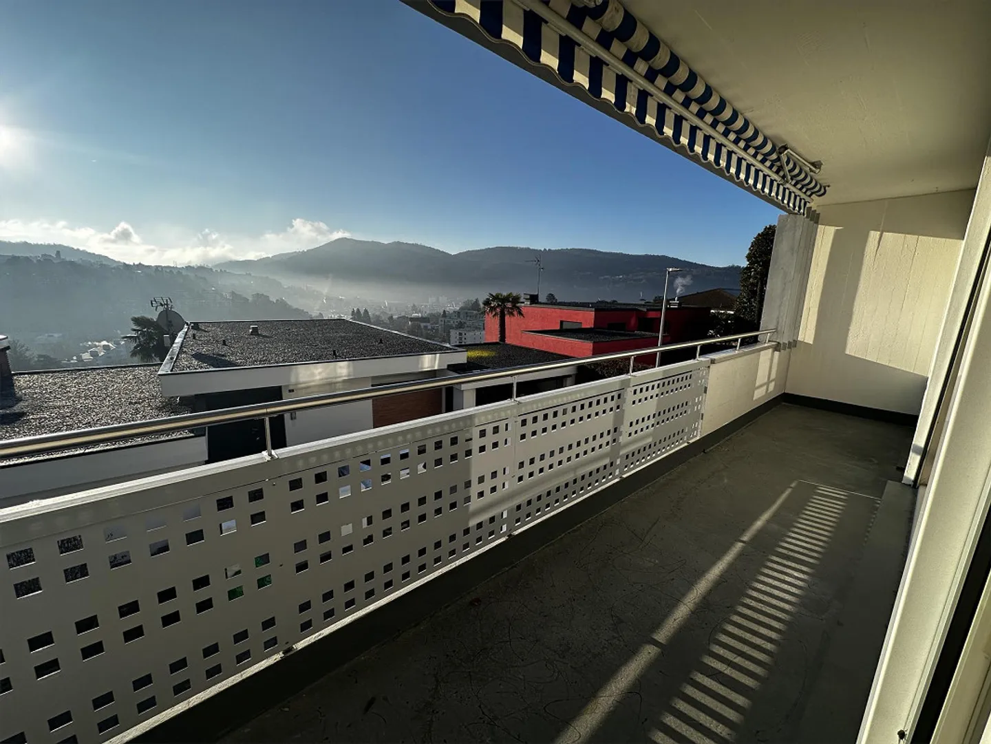 Appartamento luminoso di 3,5 stanze con vista magnifica - Foto 3 di 10