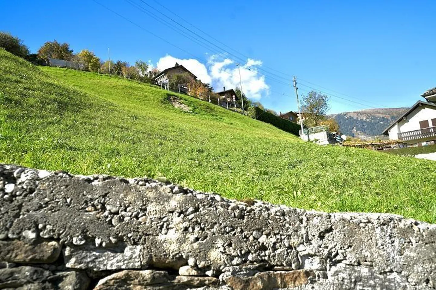 Terrain à bâtir R3 de 786 m2 dans un endroit très calme et ensoleillé avec vue... - Photo 6 sur 13