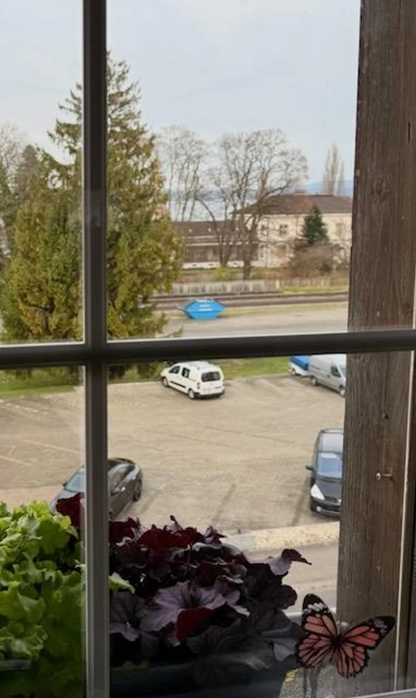Appartamento attico attraente di 5,5 locali con balcone est e un po' di vista sul lago - Foto 2 di 8