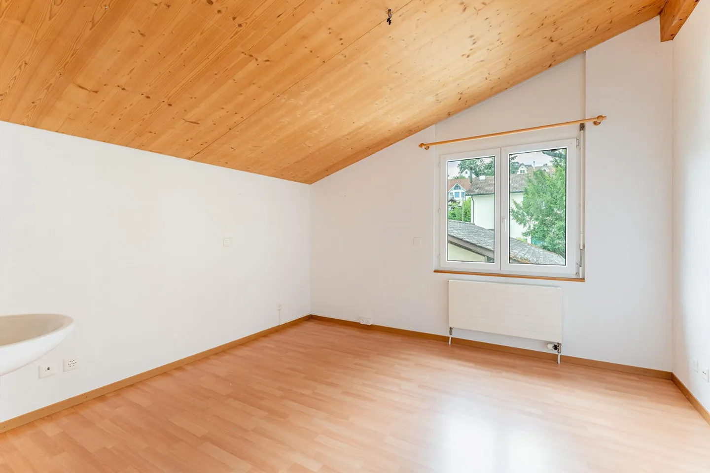 Casa unifamiliare indipendente in una posizione tranquilla con grande potenziale - Foto 7 di 10
