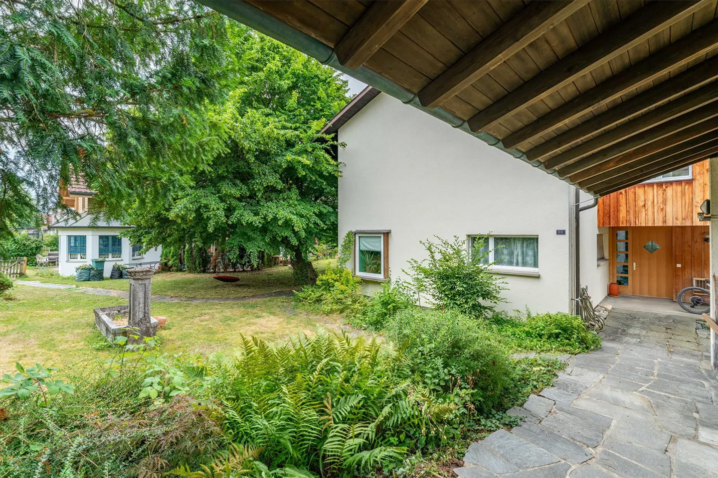 Casa unifamiliare indipendente in una posizione tranquilla con grande potenziale - Foto 2 di 10