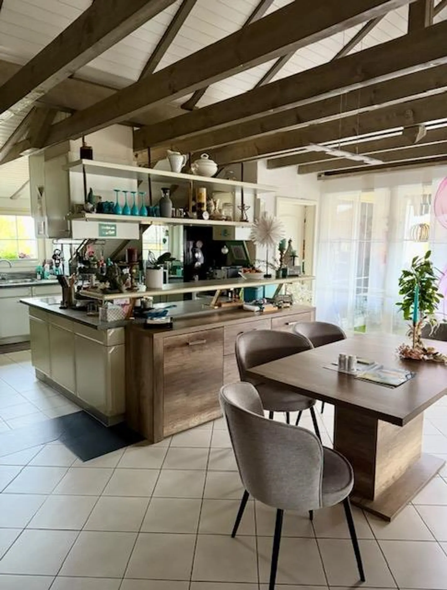 Appartamento attico attraente di 5,5 locali con balcone est e un po' di vista sul lago - Foto 1 di 8