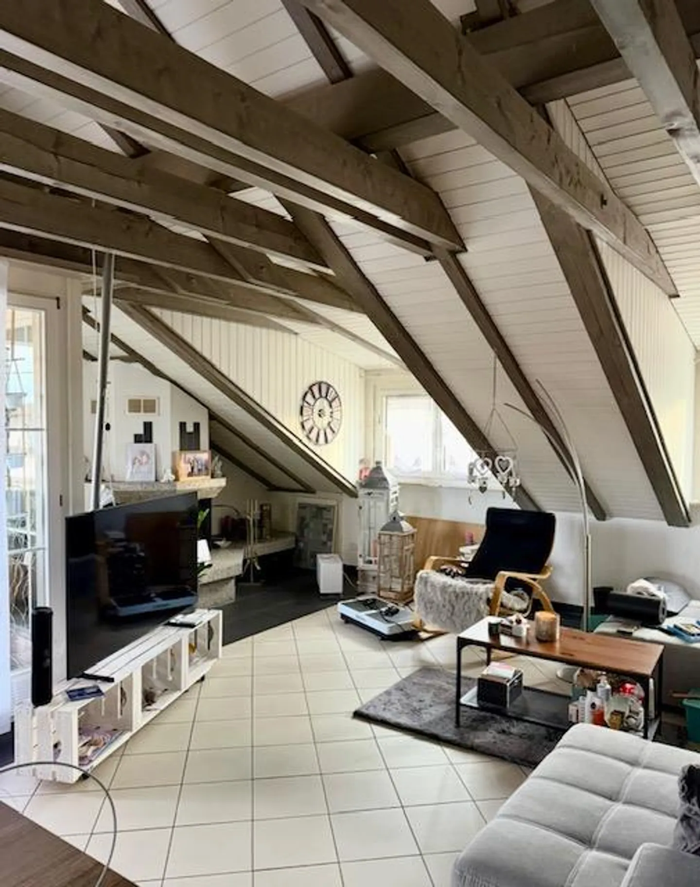 Appartamento attico attraente di 5,5 locali con balcone est e un po' di vista sul lago - Foto 6 di 8