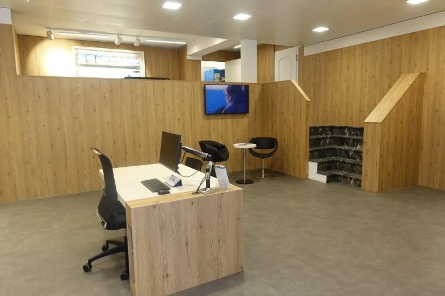 Retail space in a prime location! - Photo 2 of 5