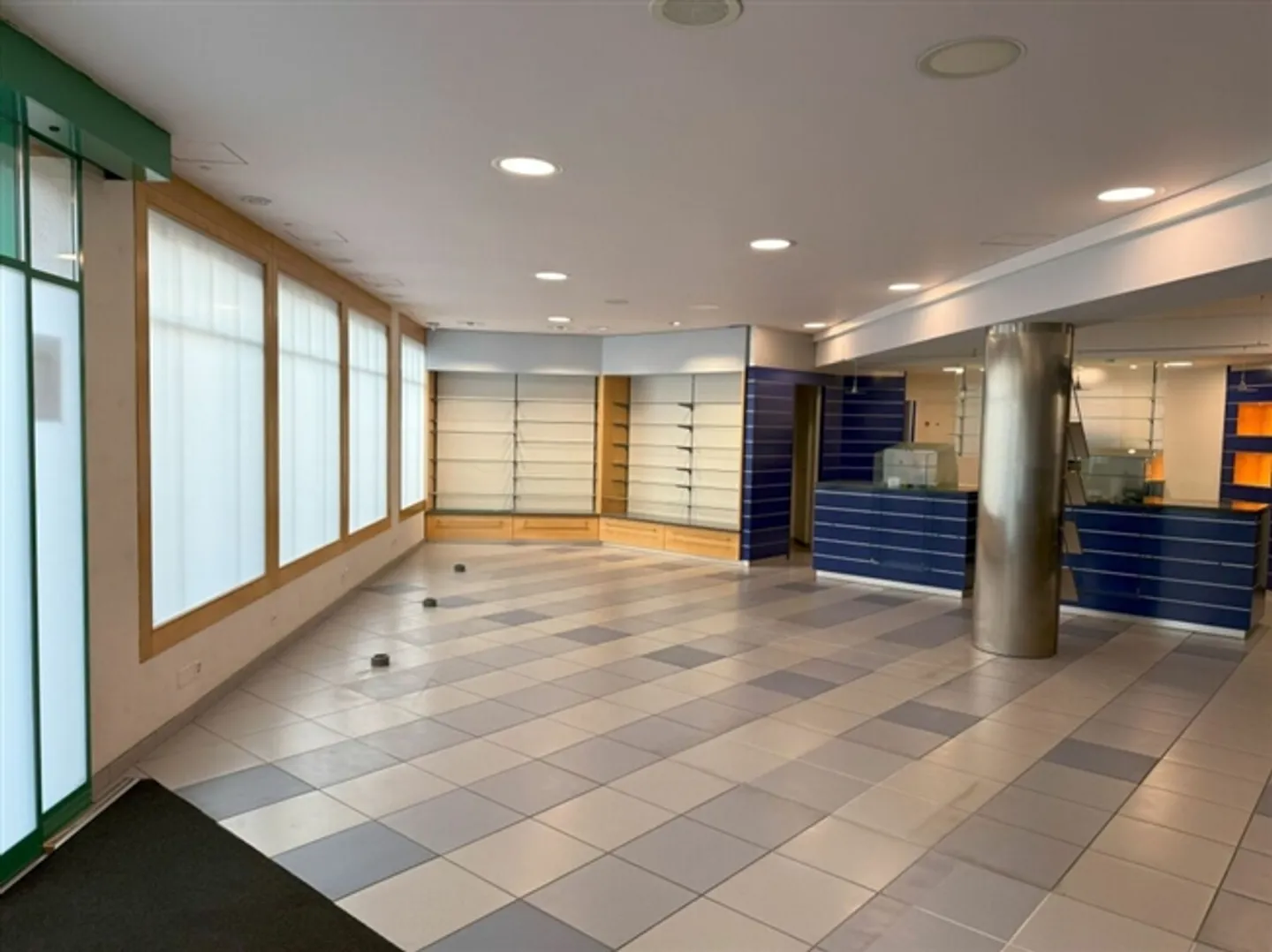 Residential and commercial building in a central location - Photo 3 of 20