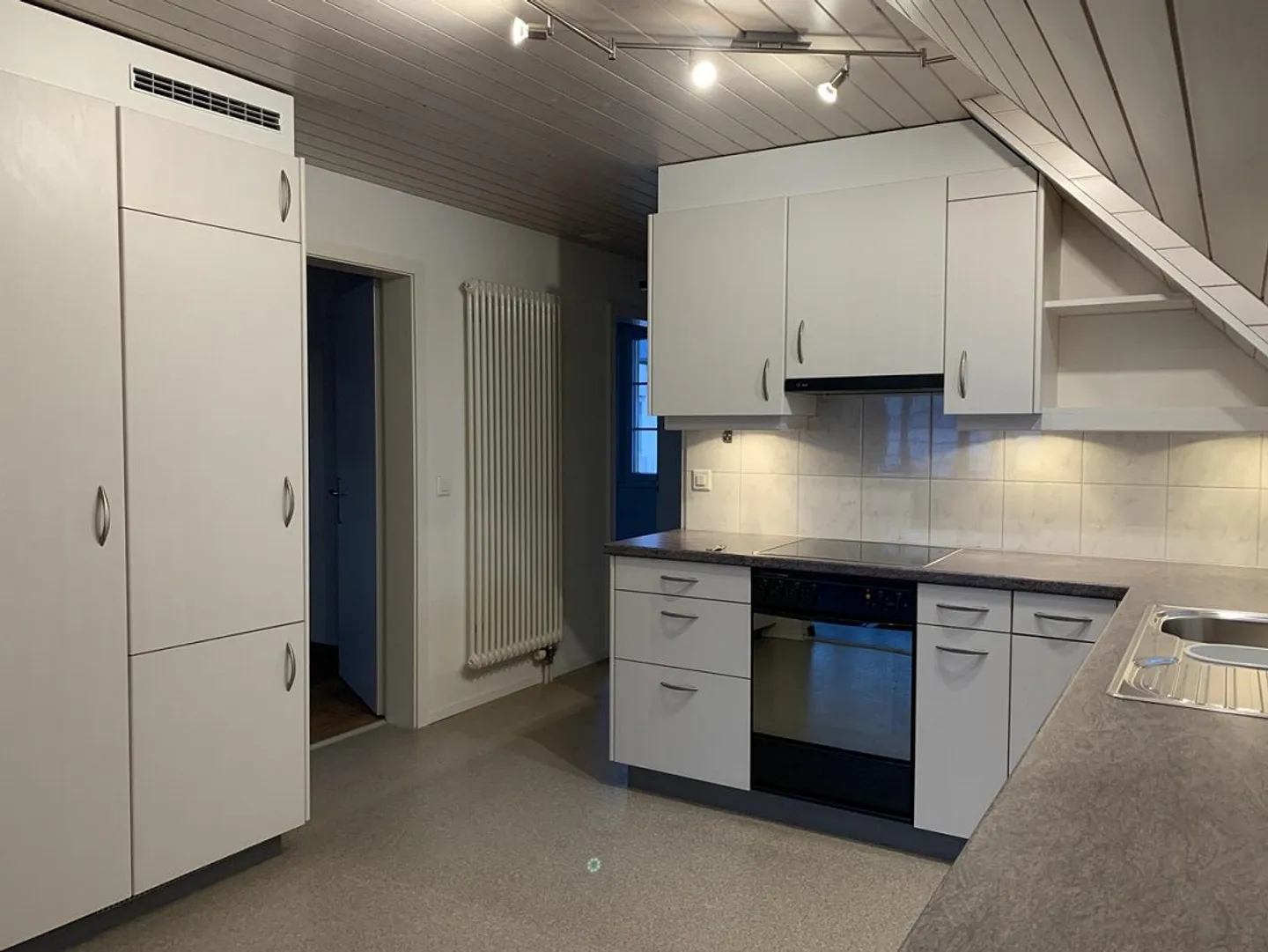 Bright and cozy 3.5-room attic apartment in a quiet location - Photo 2 of 11