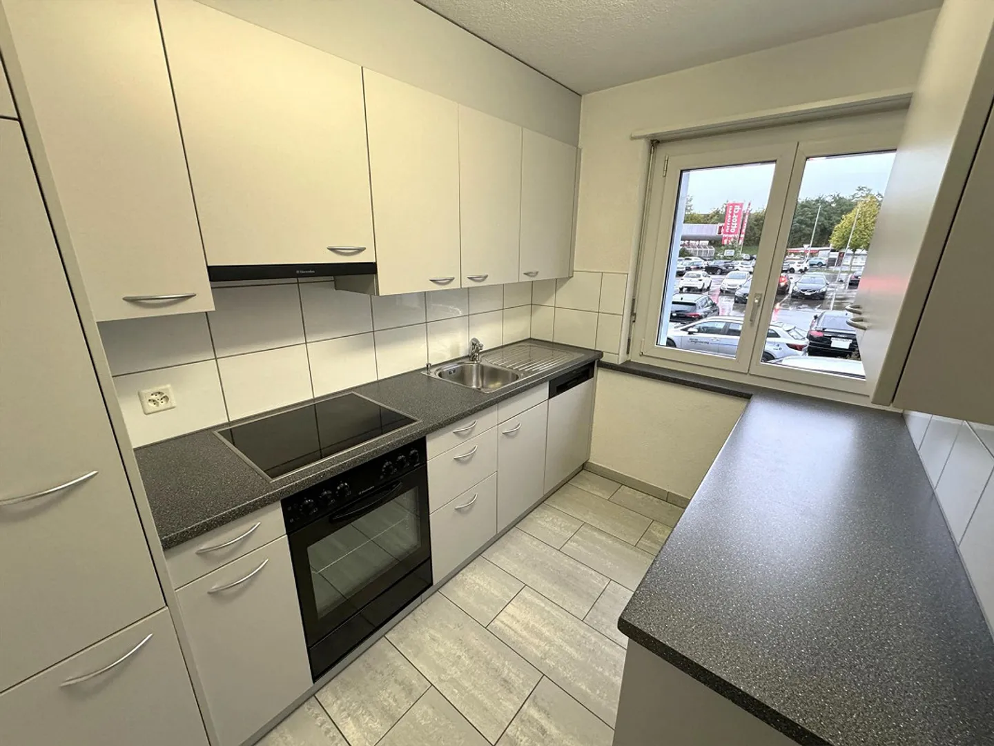 grosszügige 3.5-Zimmer-Wohnung in gepflegtem Mehrfamilienhaus - Foto 2 von 9