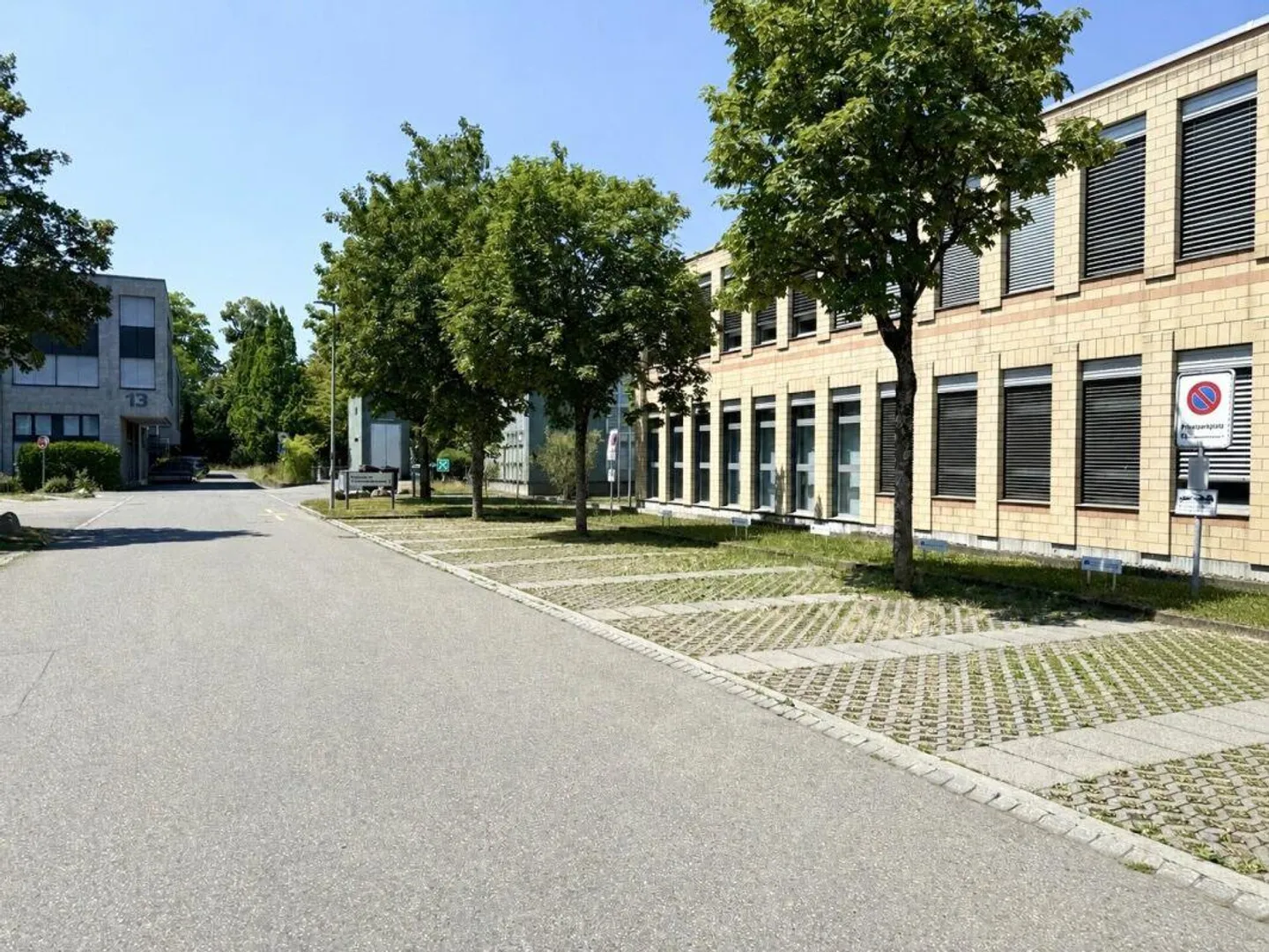 Central parking spaces in garages and outdoor areas - Photo 2 of 2