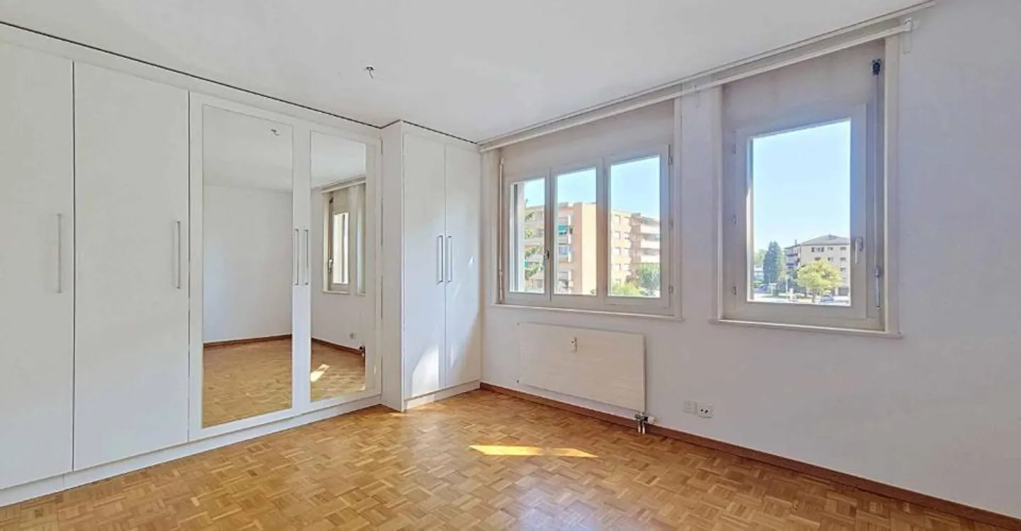 Elegante appartamento familiare di 4,5 locali con camino e loggia - Foto 5 di 12
