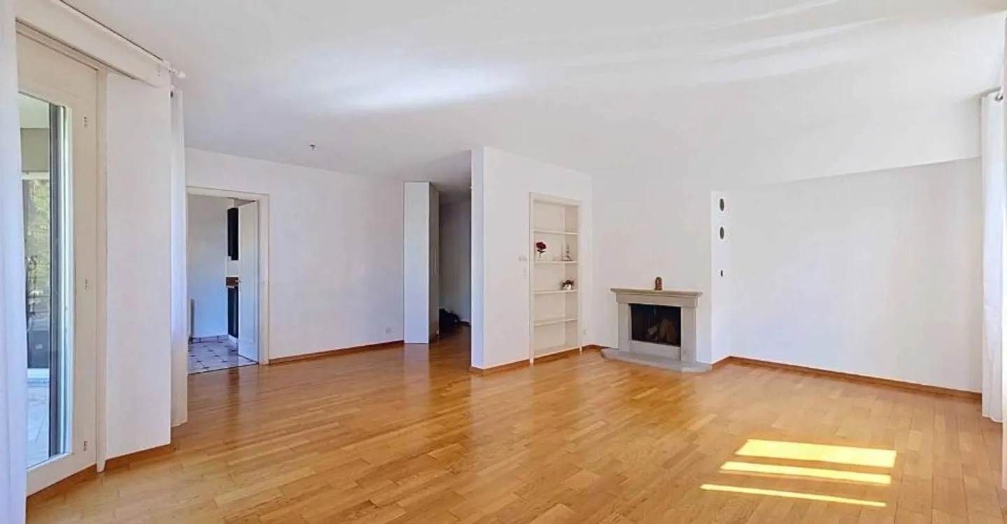 Elegante appartamento familiare di 4,5 locali con camino e loggia - Foto 3 di 12