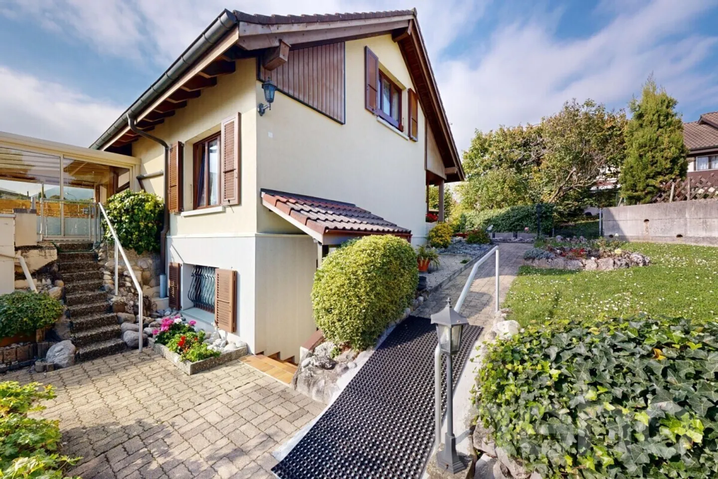 Lovely detached house of 5.5 rooms with veranda, terrace and garden! - Photo 2 of 12