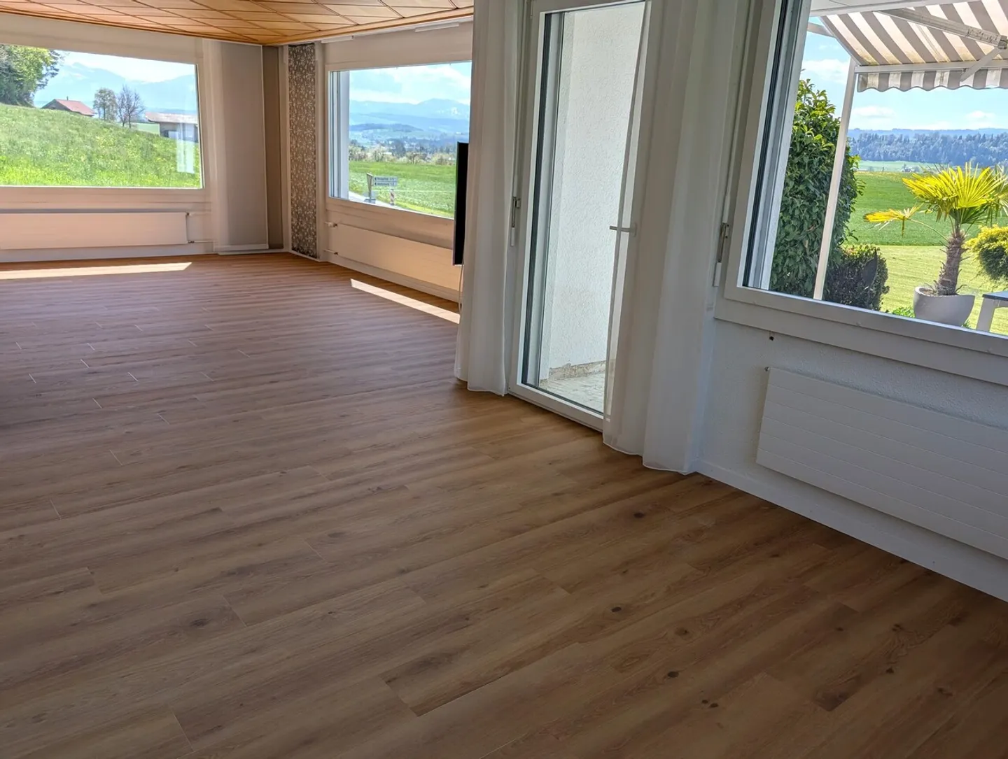 Spacious Family Paradise with Garden and Panoramic View - Photo 3 of 13