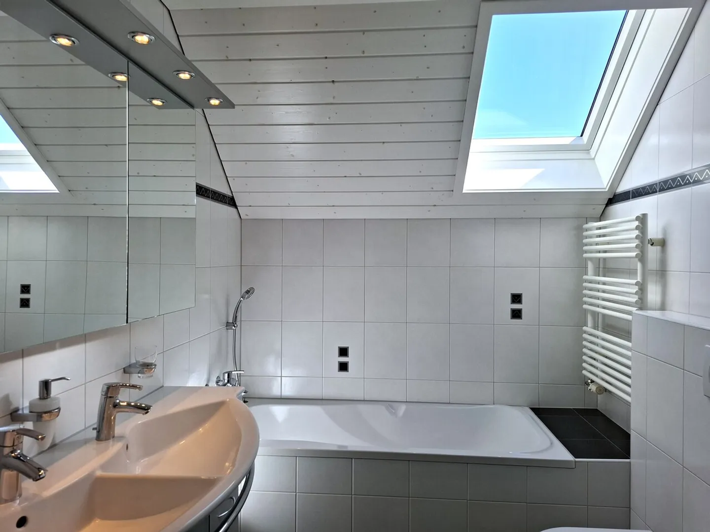 Spacious Family Paradise with Garden and Panoramic View - Photo 10 of 13