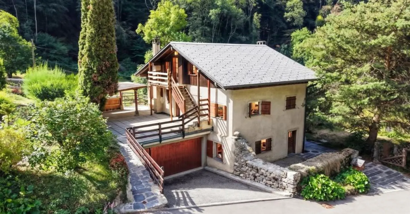 Casa di villaggio a Villeneuve - Immobile redditizio con 3 appartamenti - Foto 1 di 12