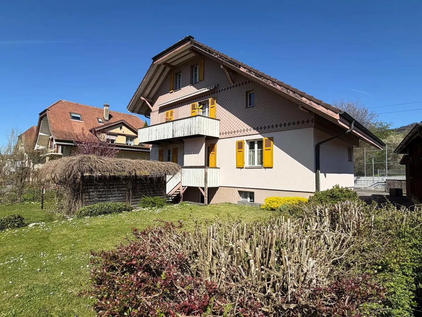 Maison individuelle avec appartement locatif et chambres - Photo 1 sur 11