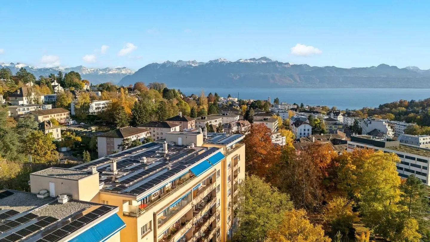 Beautiful penthouse with panoramic balcony and stunning views - Photo 2 of 11