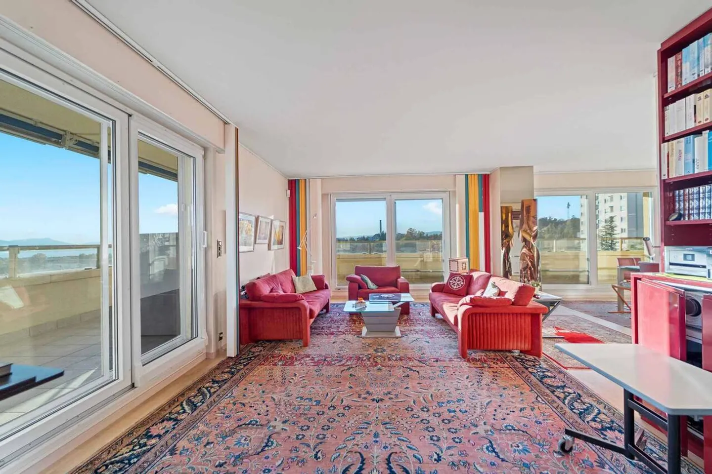 Beautiful penthouse with panoramic balcony and stunning views - Photo 3 of 11