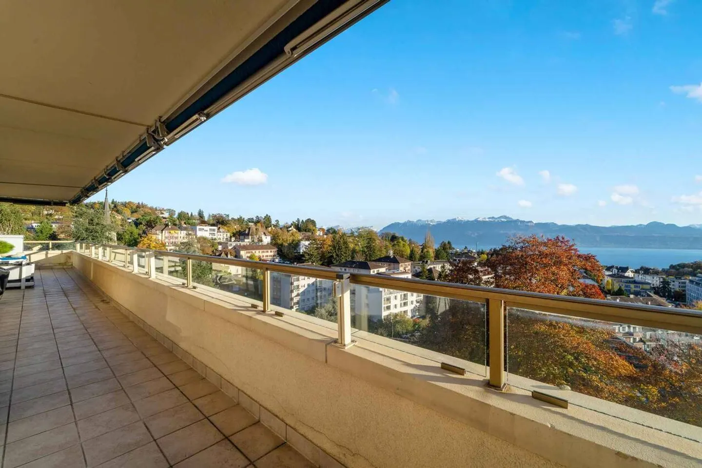 Beautiful penthouse with panoramic balcony and stunning views - Photo 6 of 11