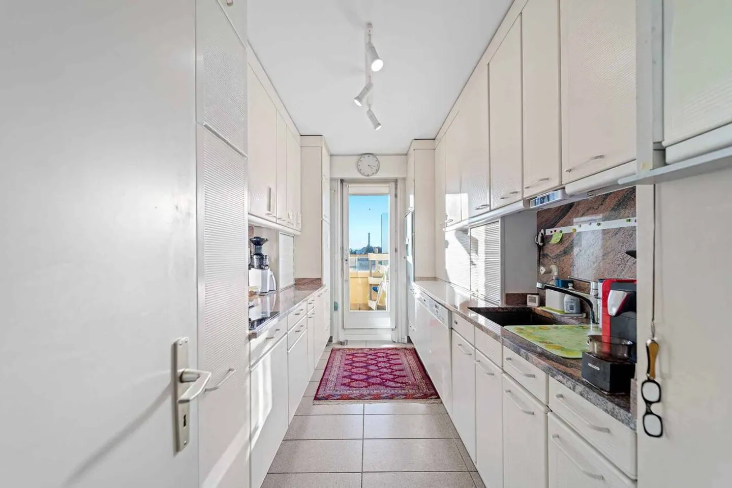 Beautiful penthouse with panoramic balcony and stunning views - Photo 8 of 11