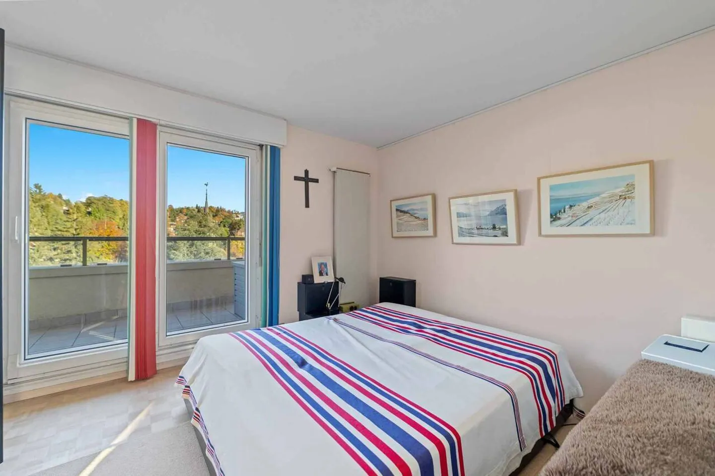 Beautiful penthouse with panoramic balcony and stunning views - Photo 9 of 11