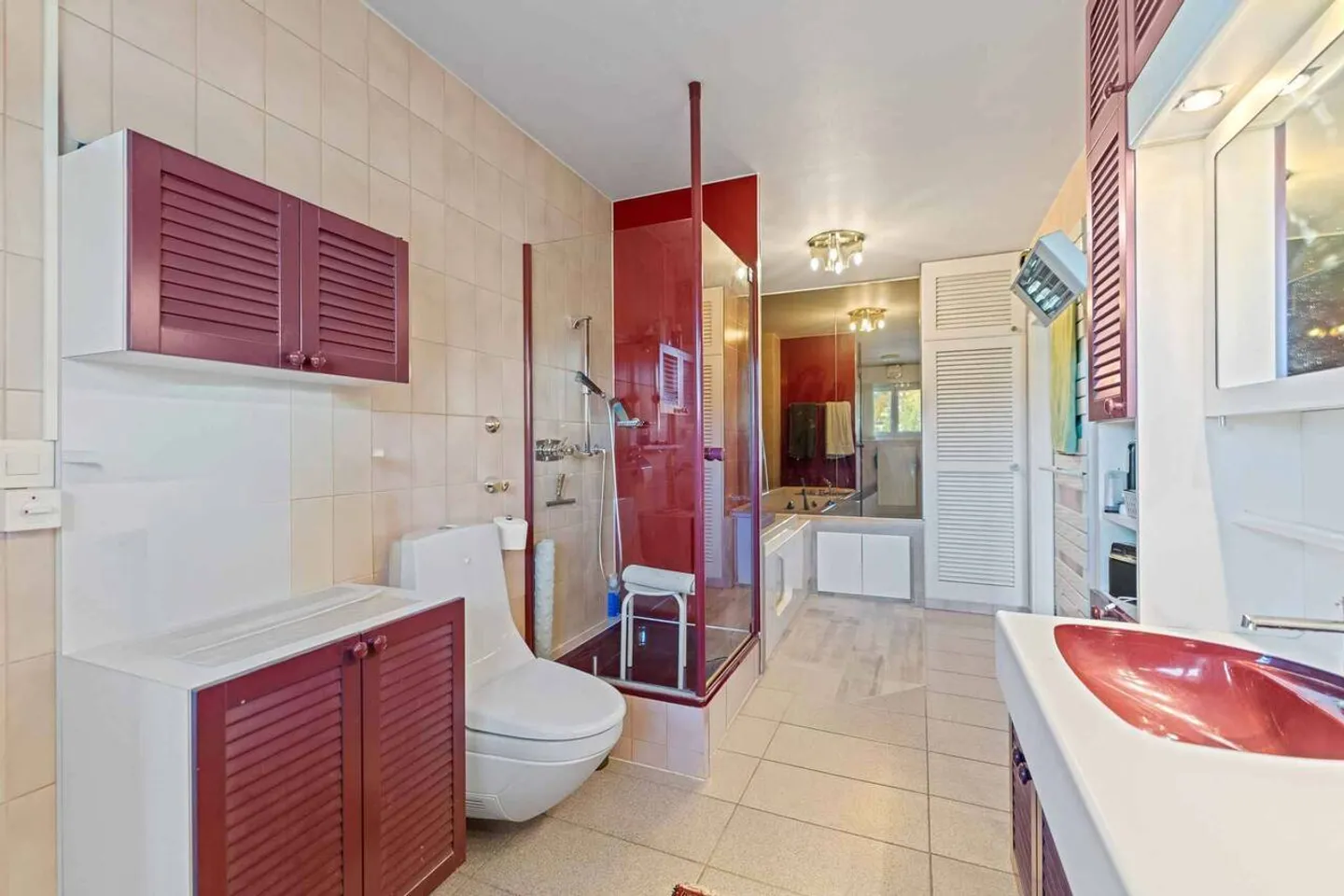 Beautiful penthouse with panoramic balcony and stunning views - Photo 10 of 11