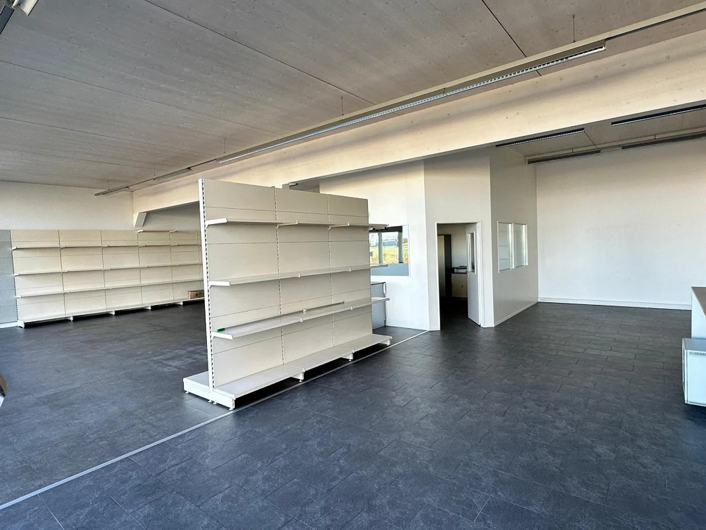 First-Class Commercial Space - Ideally Located Near Altenrhein Airport - Photo 4 of 13
