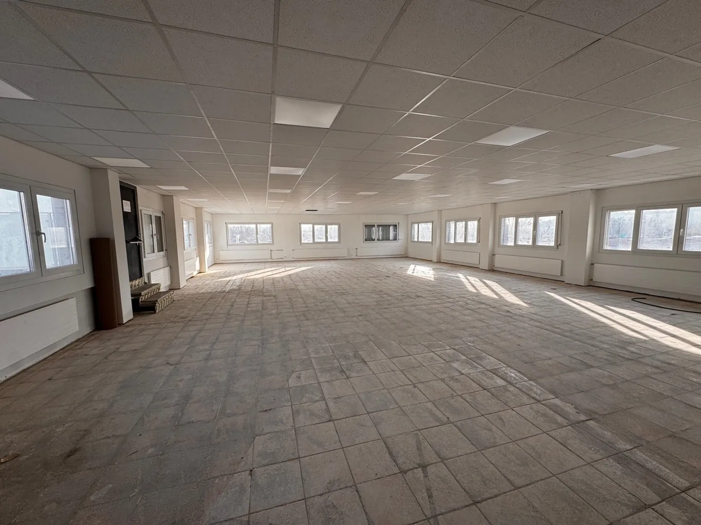 Yverdon-les-Bains, in affitto, spazio commerciale di 200 m2 + terrazza - Foto 2 di 5