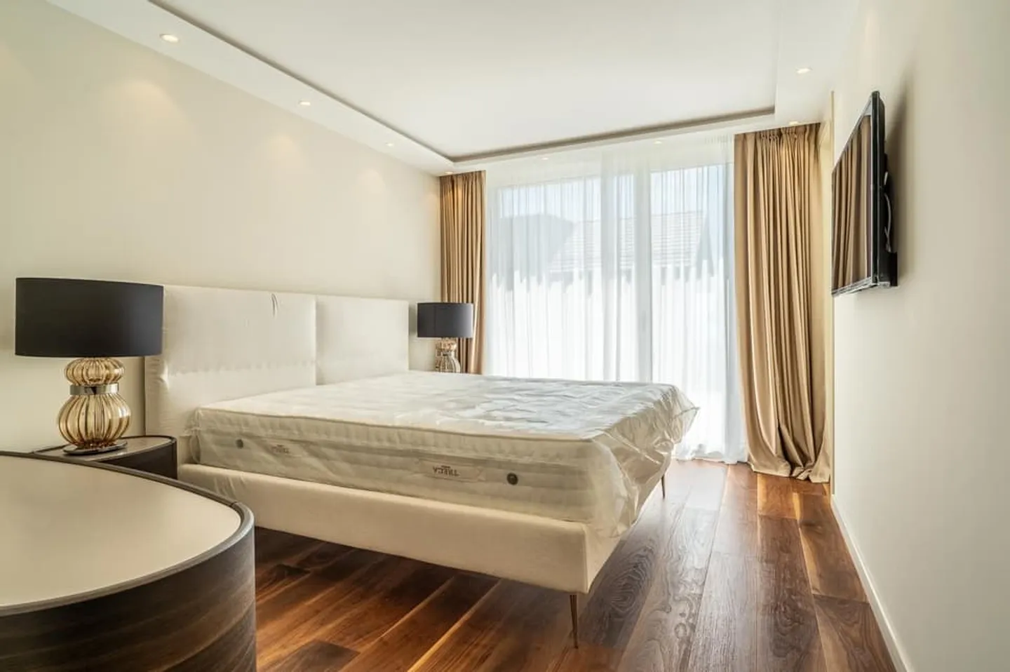 Large contemporary villa with 5 en-suite bedrooms - Photo 5 of 13