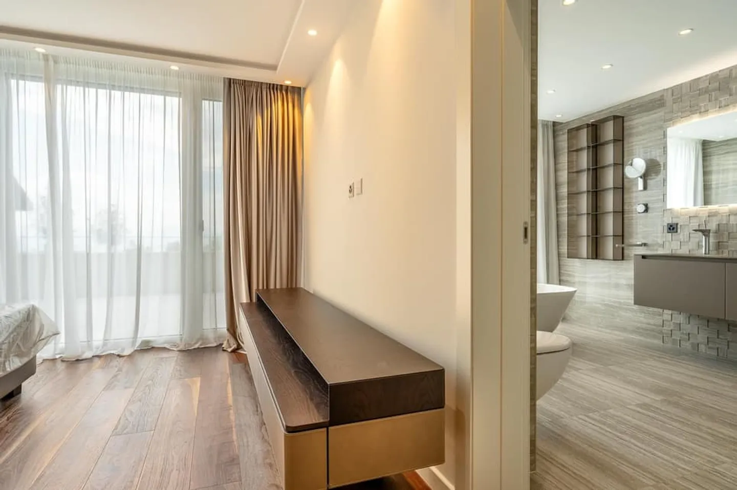 Large contemporary villa with 5 en-suite bedrooms - Photo 6 of 13