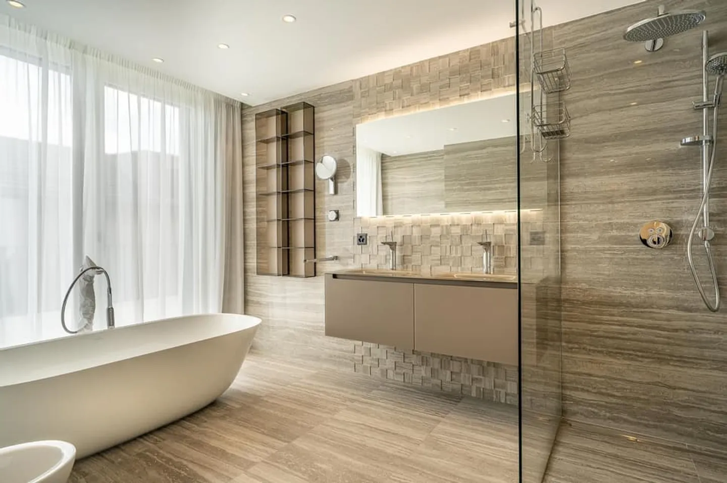 Large contemporary villa with 5 en-suite bedrooms - Photo 7 of 13