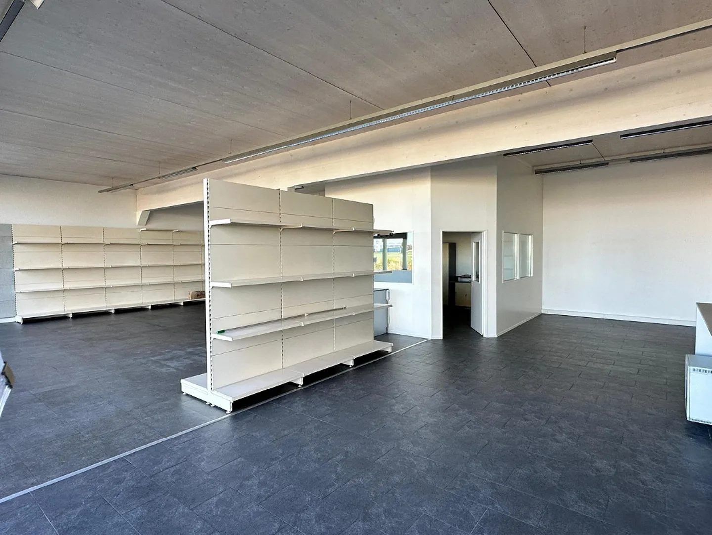 First-Class Commercial Space - Ideally Located Near Altenrhein Airport - Photo 9 of 13