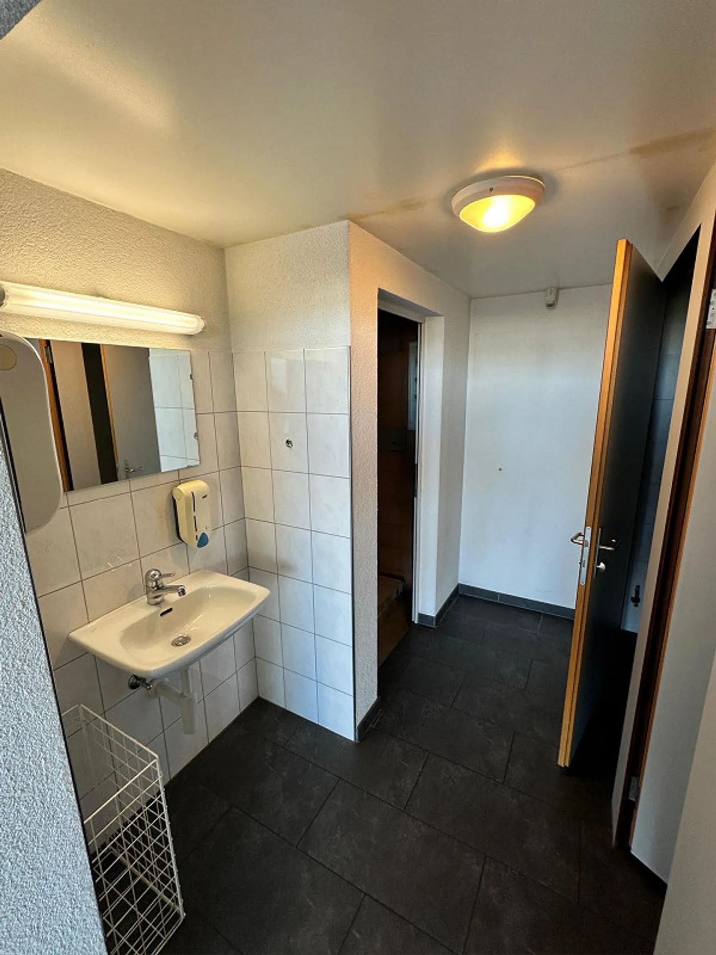 First-Class Commercial Space - Ideally Located Near Altenrhein Airport - Photo 10 of 13