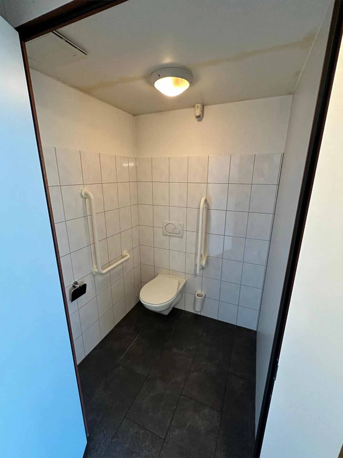 First-Class Commercial Space - Ideally Located Near Altenrhein Airport - Photo 11 of 13