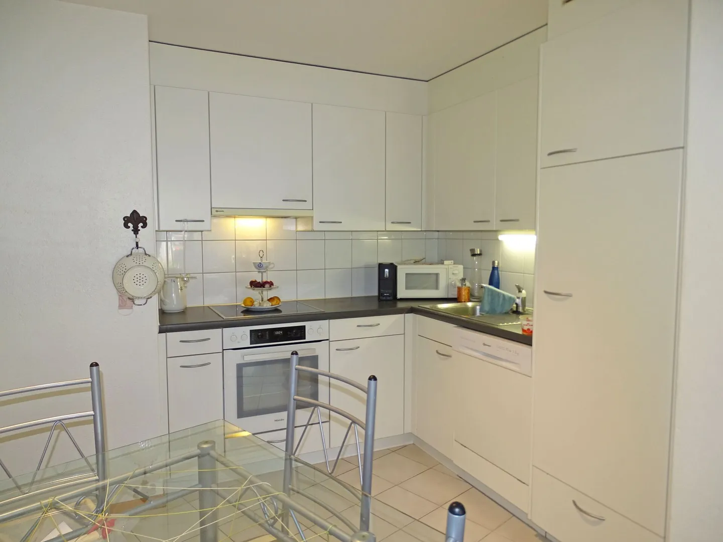 Sunny and bright residential pearl in a central location: 4-room apartment on the 1st floor - Photo 3 of 8