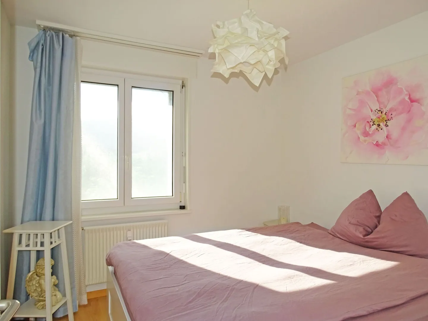 Sunny and bright residential pearl in a central location: 4-room apartment on the 1st floor - Photo 7 of 8