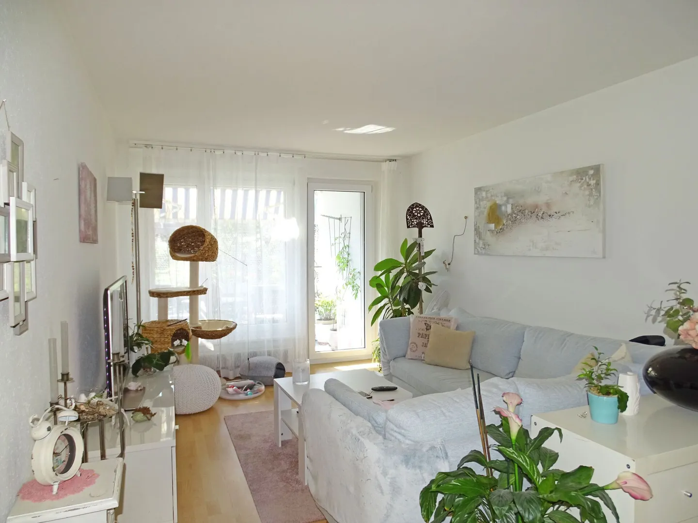 Sunny and bright residential pearl in a central location: 4-room apartment on the 1st floor - Photo 1 of 8