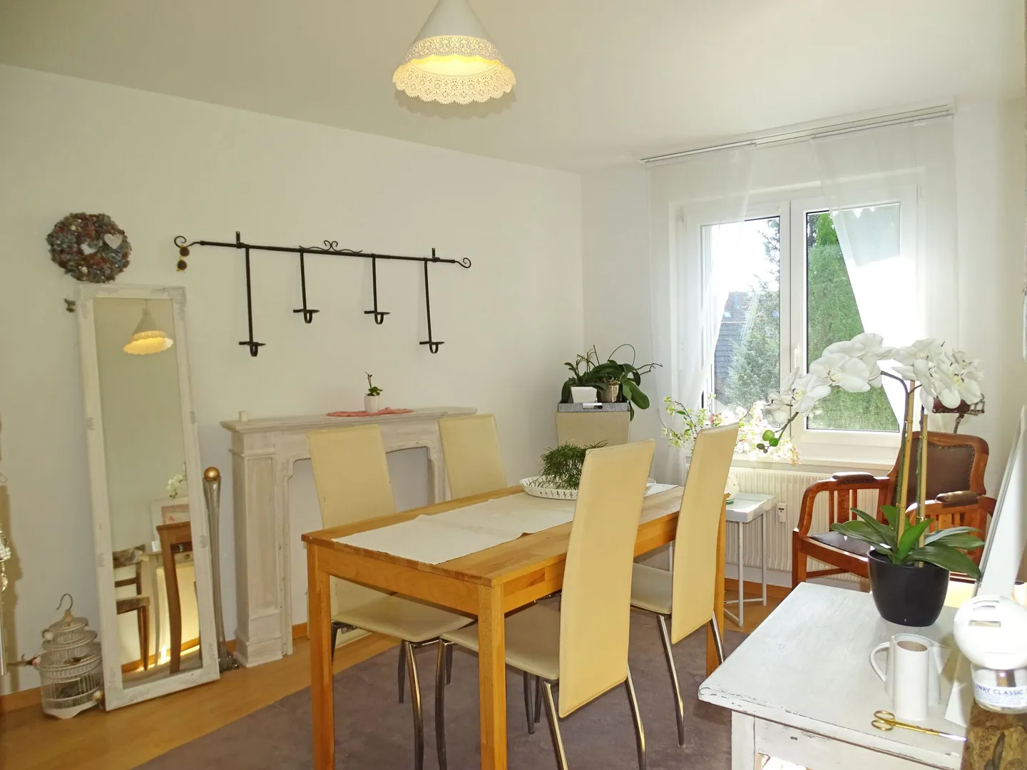 Sunny and bright residential pearl in a central location: 4-room apartment on the 1st floor - Photo 2 of 8