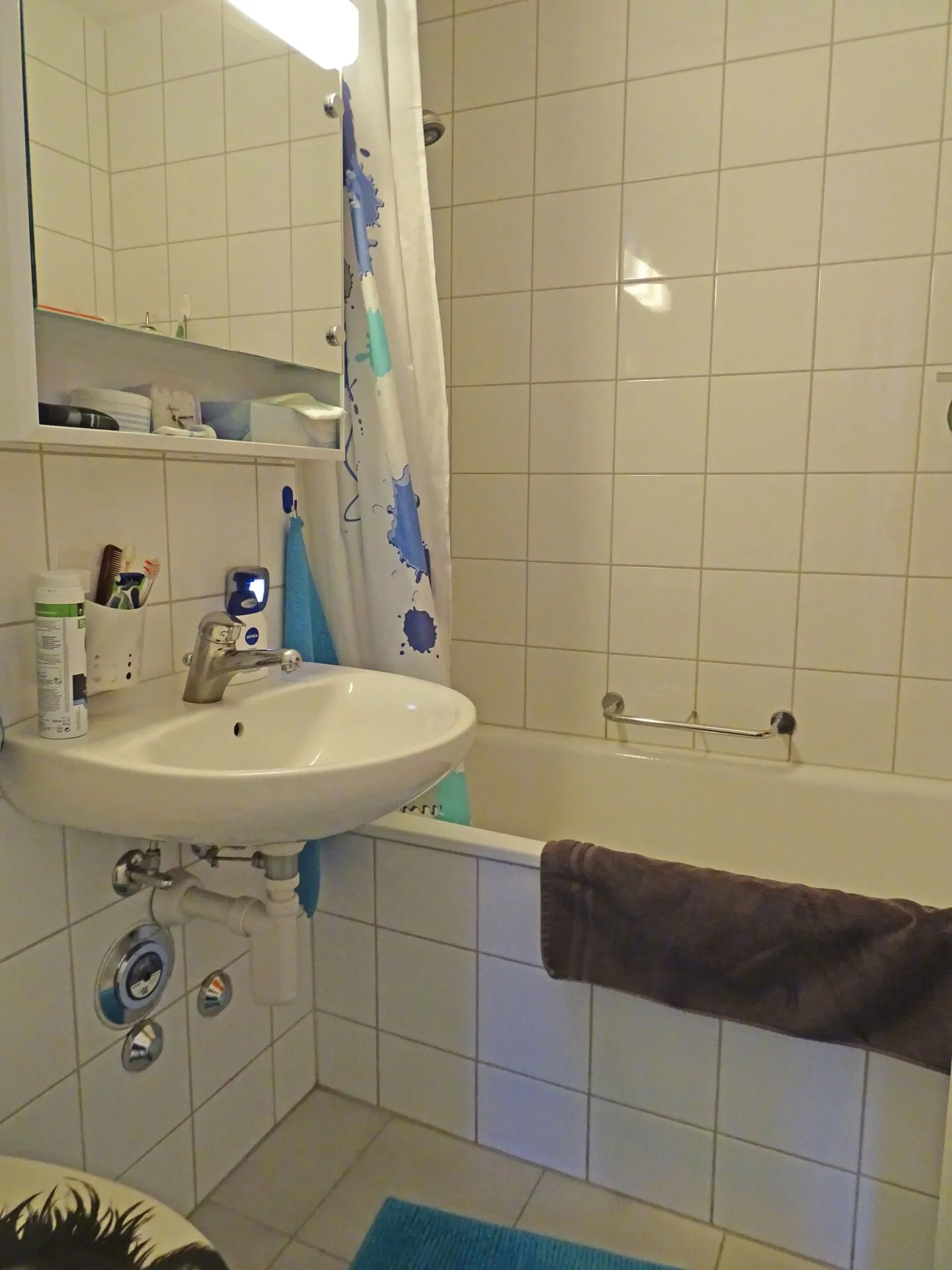 Sunny and bright residential pearl in a central location: 4-room apartment on the 1st floor - Photo 8 of 8