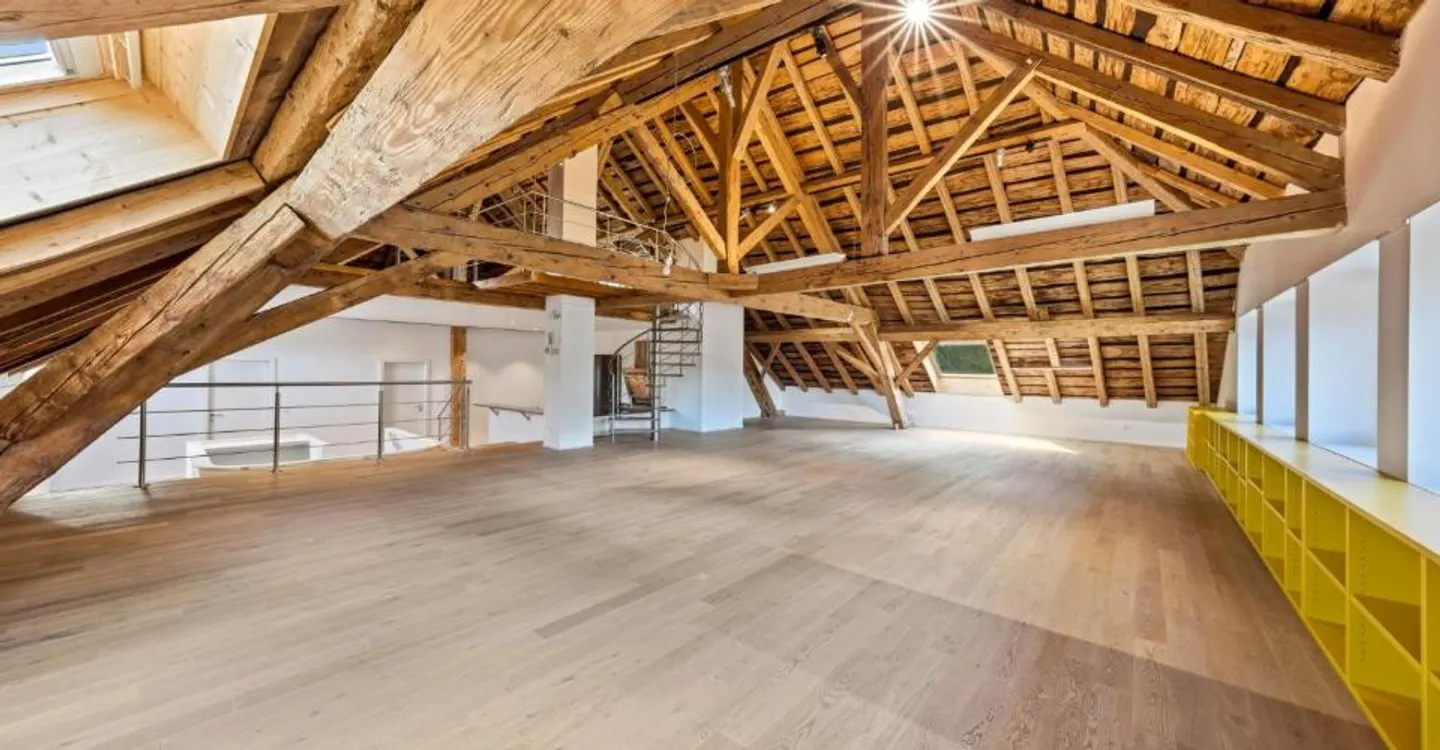 Spacious Attic Apartment - Photo 4 of 10