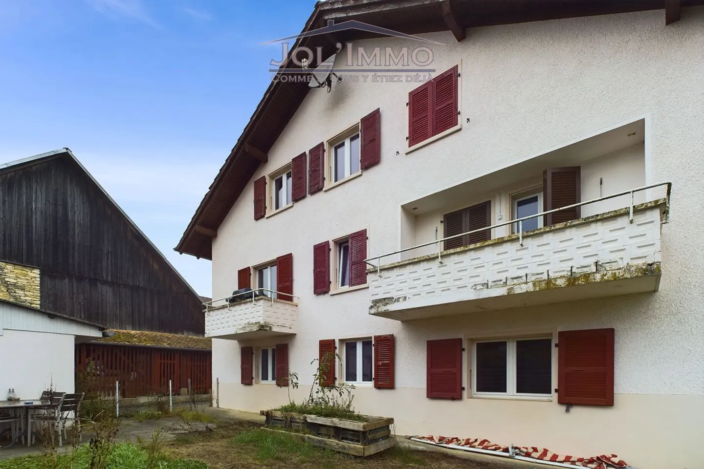Grande edificio con 3 appartamenti - Foto 1 di 13