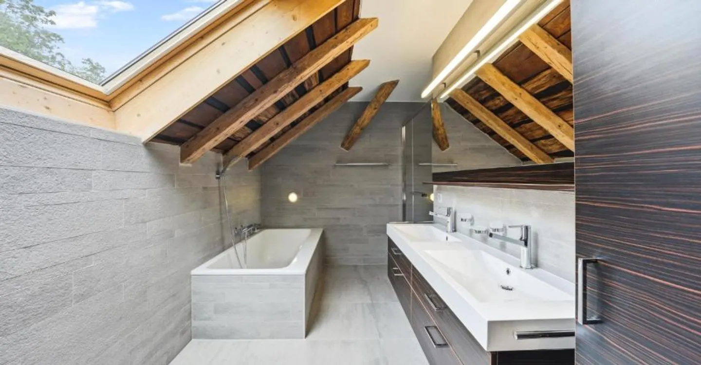 Spacious Attic Apartment - Photo 9 of 10