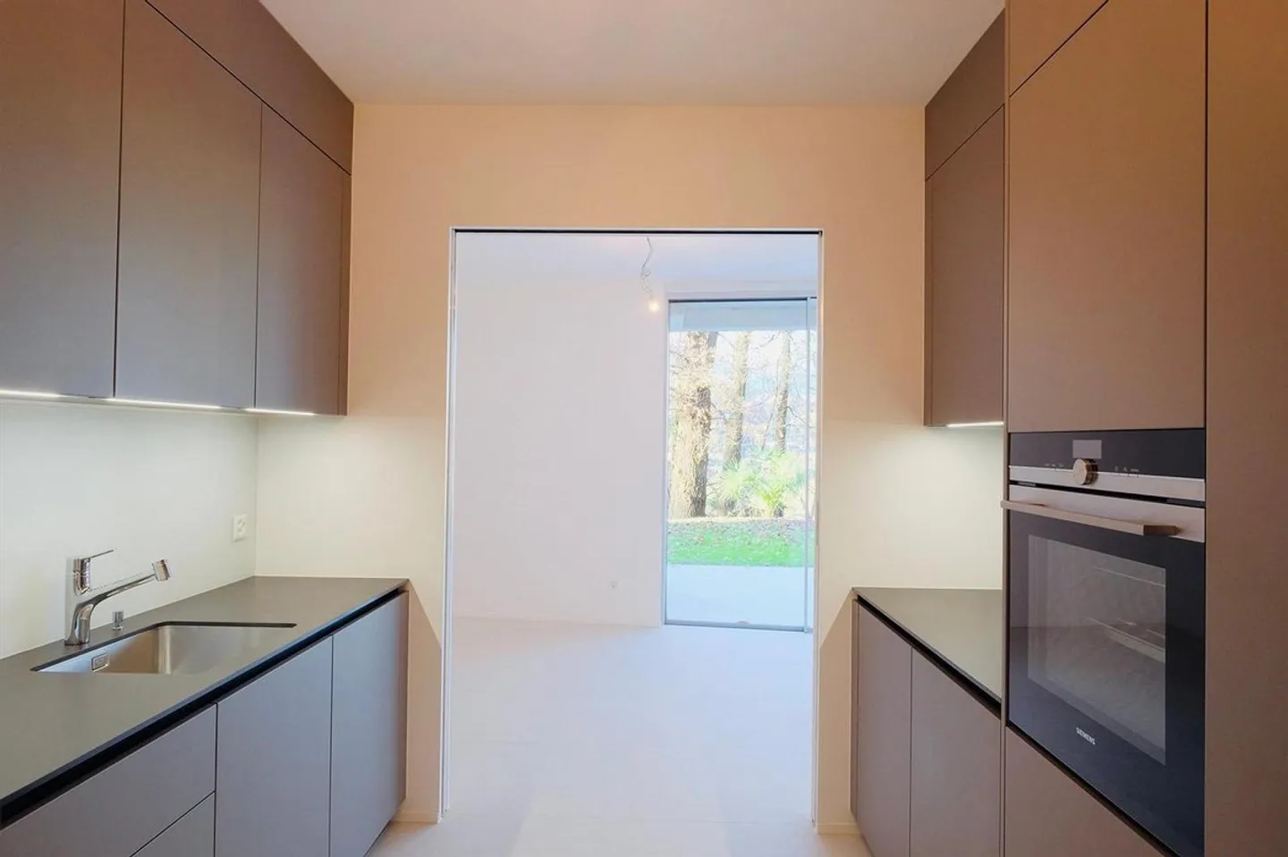 Appartamento elegante con 3,5 stanze e giardino privato in una residenza prestigiosa - Foto 5 di 12