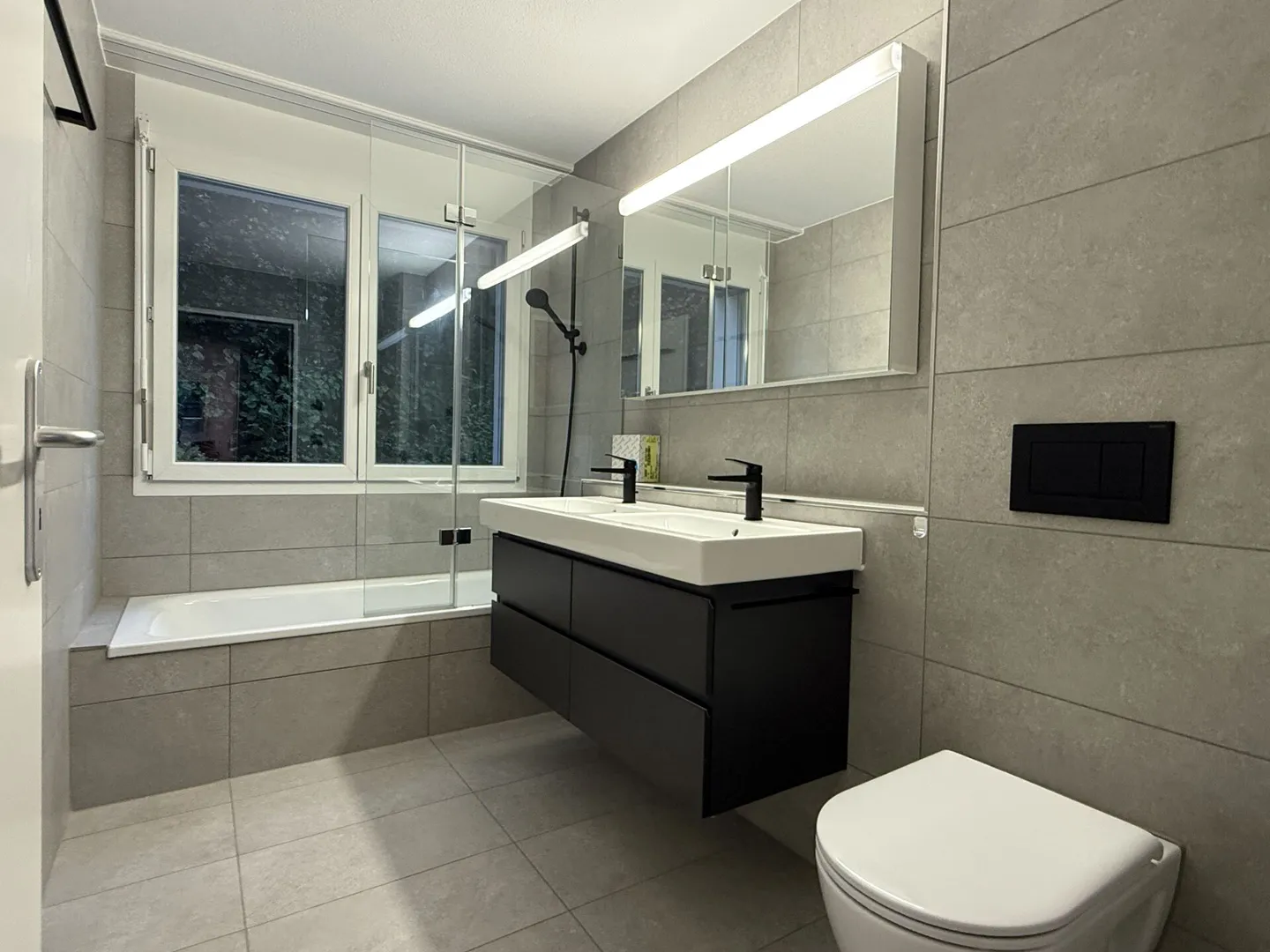 MODERN GARDEN APARTMENT IN A QUIET LOCATION - Photo 2 of 3