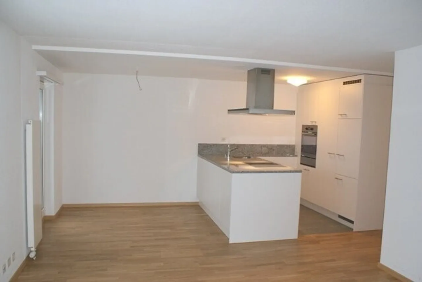 Apartment seeks single - Photo 3 of 4