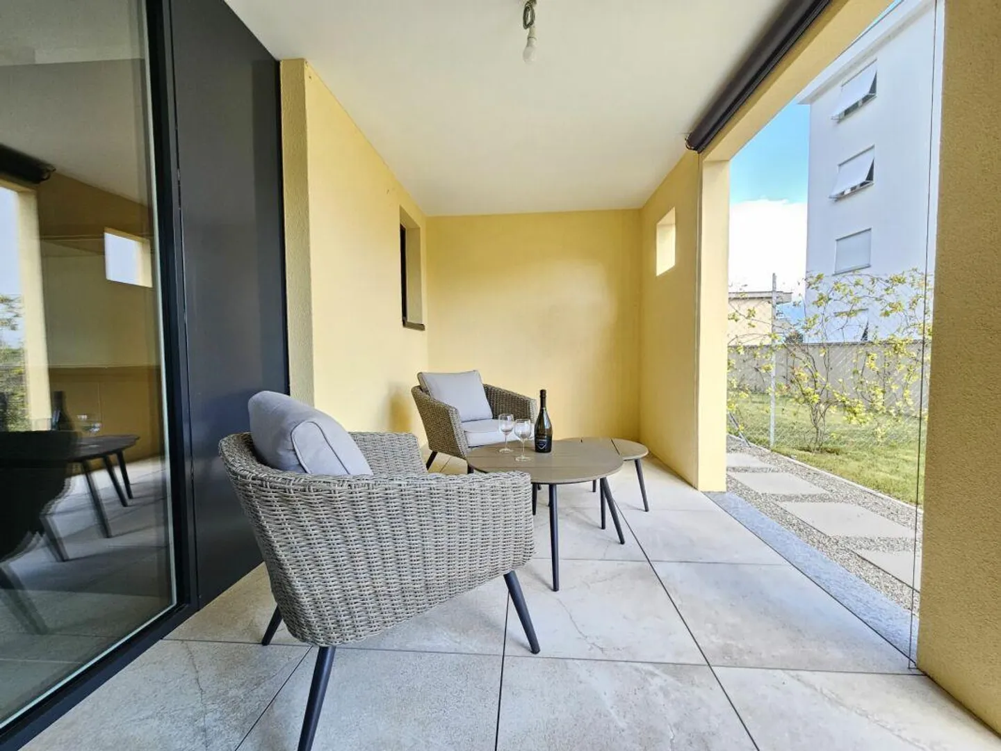 Modernes 3.5-Zimmer-Apartment mit Garten in Gordola - Foto 4 von 13