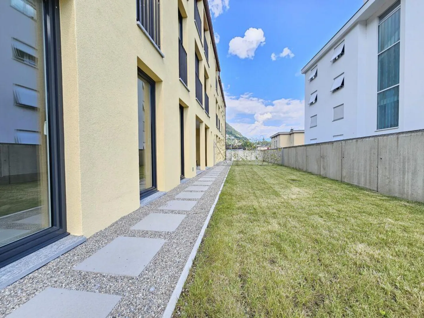 Modernes 3.5-Zimmer-Apartment mit Garten in Gordola - Foto 6 von 13