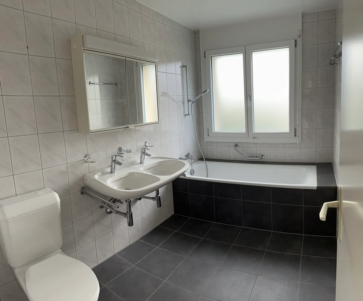 CORMÉROD - 2 Spacious Apartments 4.5 and 5.5 Rooms with Balcony or Garden - Photo 6 of 12