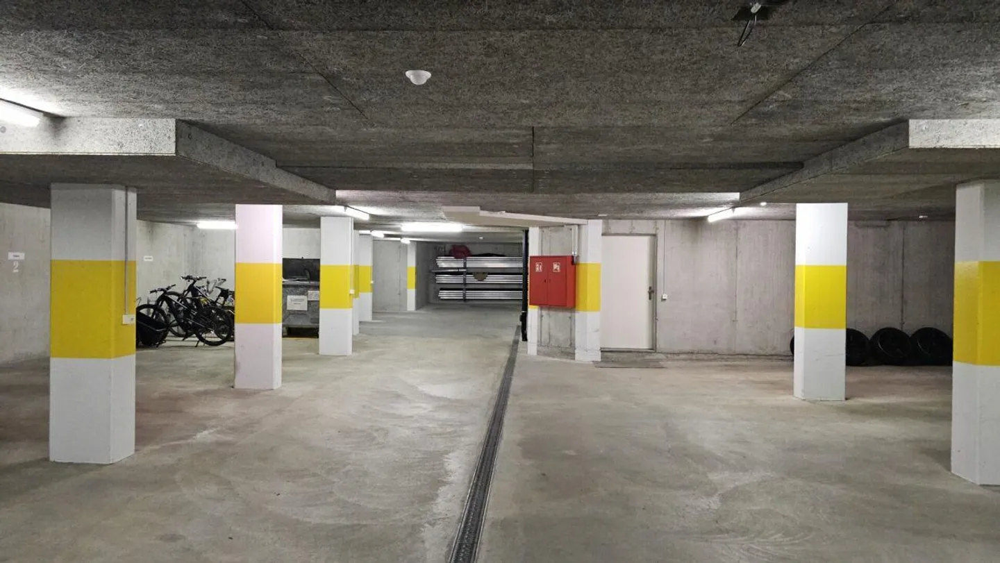 Einstellhallenplatz - Foto 2 von 3