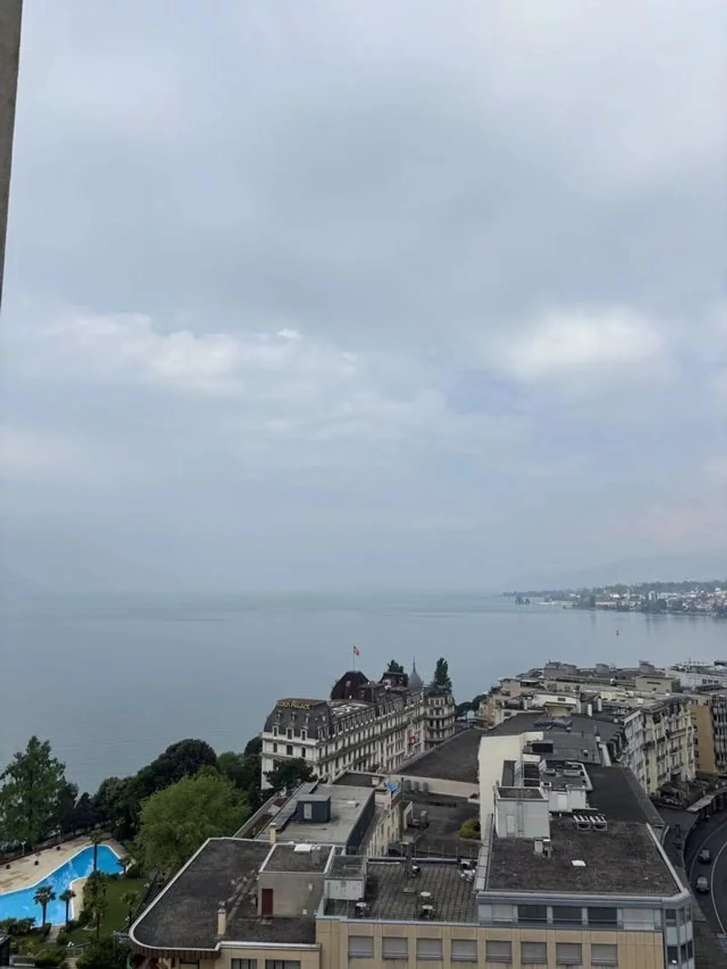 Appartement de 2 pièces meublés au 16ème étage avec vue sur Montreux et le lac. - Photo 2 sur 12