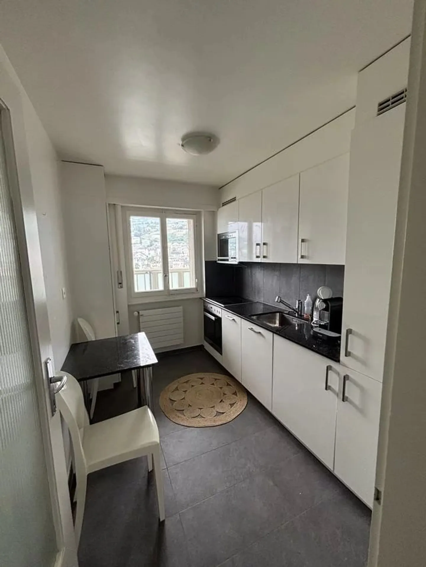 Appartement de 2 pièces meublés au 16ème étage avec vue sur Montreux et le lac. - Photo 8 sur 12